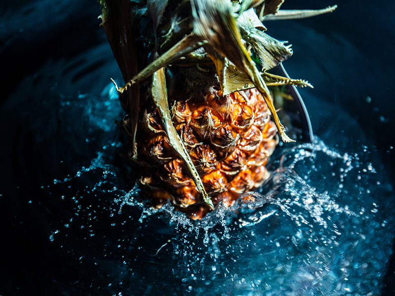 Ananas immerso in acqua, simbolo naturale della bromelina