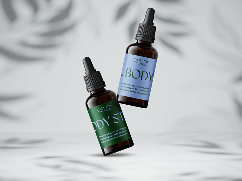 Mockup realistico di due flaconi Reloil Body e Body Strong con etichette personalizzate su sfondo neutro.