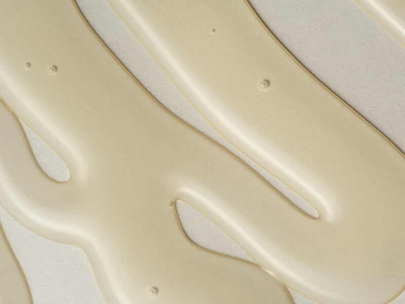 Texture fluida di olio corpo naturale: simbolo della formulazione CBD-free e rigenerante di Kaïos Body Oil con PEA e ozono.