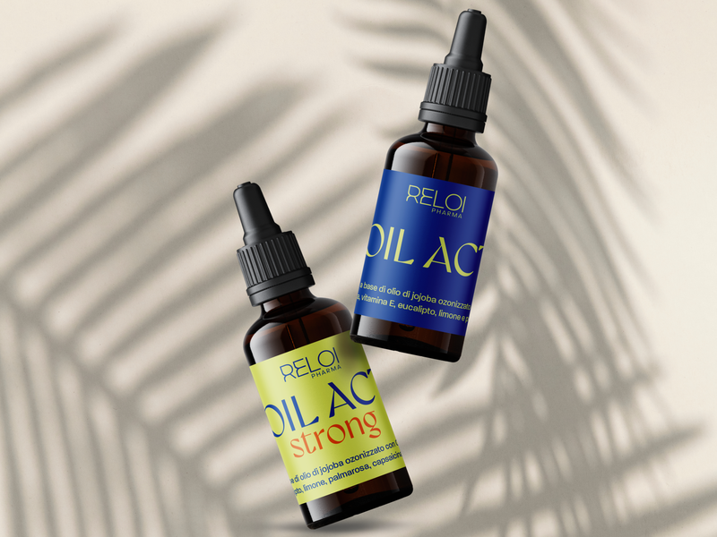 -Flaconi di olio corpo RELOI Active e RELOI Active Strong in vetro ambrato, sospesi su uno sfondo beige con ombre di foglie tropicali.