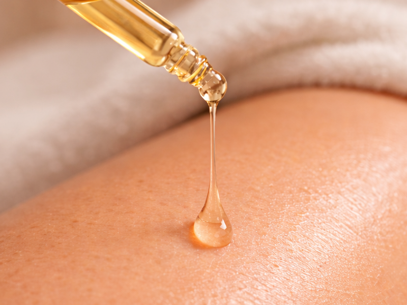 Applicazione di olio corpo rassodante sulla pelle con una pipetta