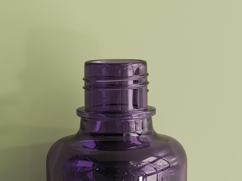 Flacone in vetro viola Miron su sfondo verde salvia